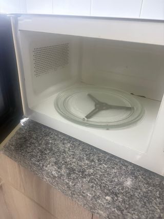 Microonde bianco e beige