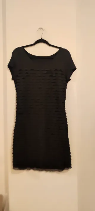 Vestido negro con volantes