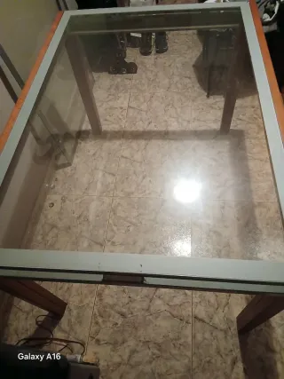 Mesa de comedor de cristal y madera