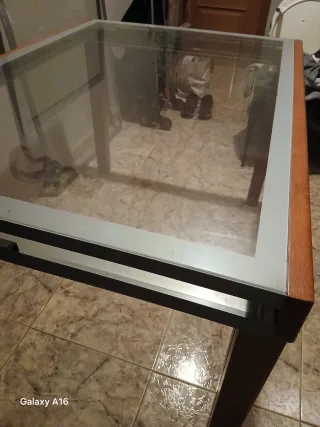 Mesa de comedor de cristal y madera