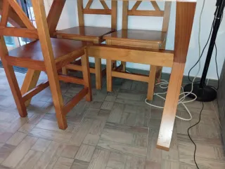 Tavolo e 4 sedie in legno massello