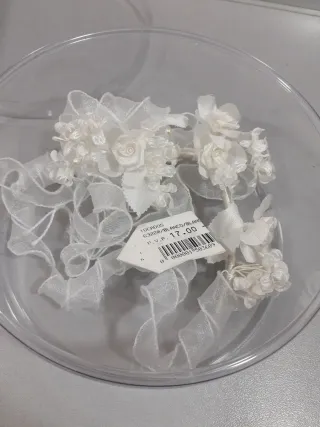 Tocado blanco ceremonia flores y perlas