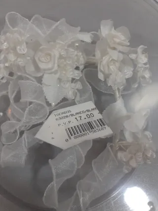 Tocado blanco ceremonia flores y perlas