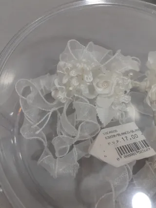 Tocado blanco ceremonia flores y perlas