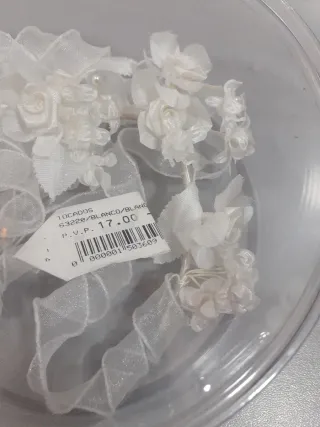 Tocado blanco ceremonia flores y perlas