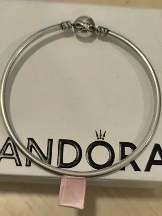 Bracciale rigido Pandora con chiusura a sfera