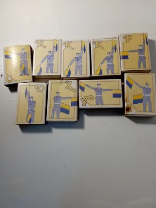 Scatole di fiammiferi con segnali nautici e lettere