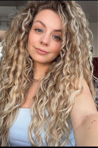 Espectacular peluca rubia rizada con LACE FRONT