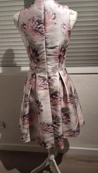 Vestido rosa y gris floral elegante