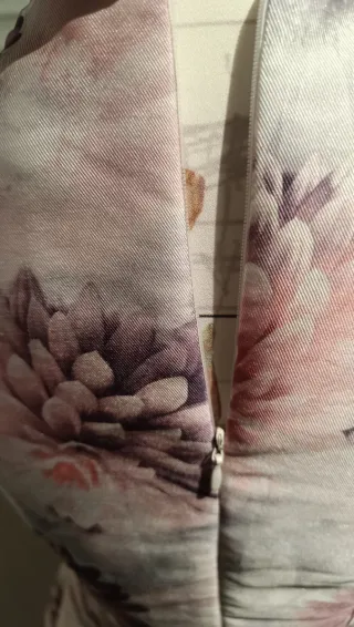 Vestido rosa y gris floral elegante