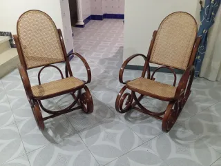 Vecchie poltrone dondolo in legno e rattan