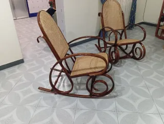 Vecchie poltrone dondolo in legno e rattan