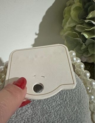 Colar de pérolas com flor vermelha