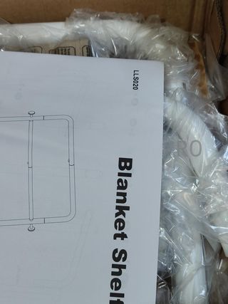 Porta Asciugamani VASAGLE a Piedi, Libreria Pieghevole con 4 Ganci, Borsa in Tessuto, 98,6 cm di Altezza, per Camera da Letto, Soggiorno, Bagno, Bianco Perla e Marrone Cammello LLS020W01