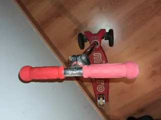 Patinete Micro Maxi rojo ruedas con luz