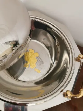 Vassoio Portata acciaio con rifiniture in oro 24 k