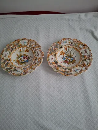N.2 piatti decorativi floreali. Dipinti a mano.