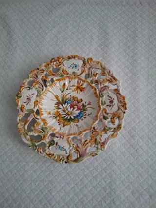 N.2 piatti decorativi floreali. Dipinti a mano.