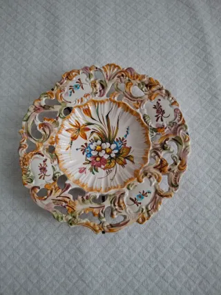N.2 piatti decorativi floreali. Dipinti a mano.