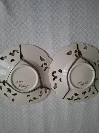 N.2 piatti decorativi floreali. Dipinti a mano.