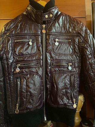 Chaqueta Matogla brillante morada y negra