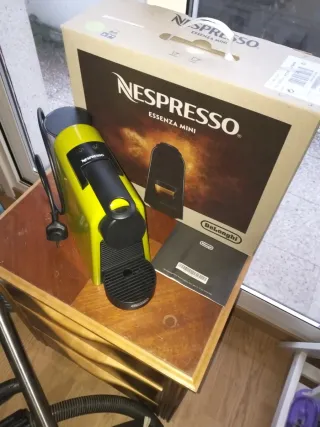 Cafetera Nespresso Essenza Mini Amarilla