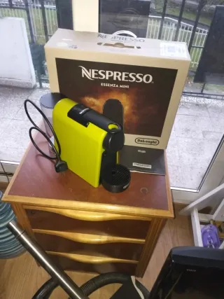 Cafetera Nespresso Essenza Mini Amarilla