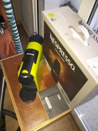 Cafetera Nespresso Essenza Mini Amarilla