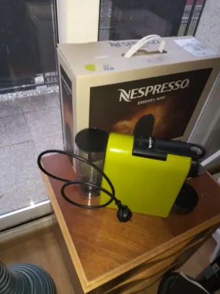 Cafetera Nespresso Essenza Mini Amarilla