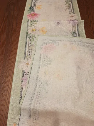 Runner da tavola in lino floreale verde con fiori
