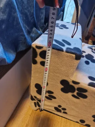 Escalera para perros con huellas