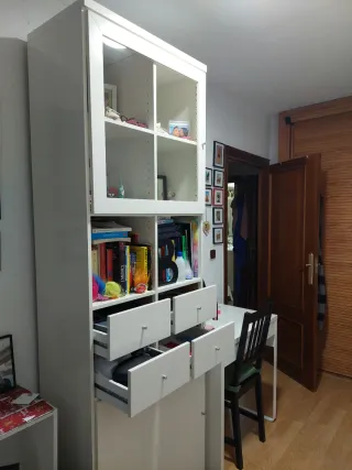 Librería Ikea Blanca con Cajones y Vitrina