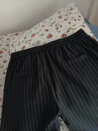 Pantalón de vestir azul marino con rayas