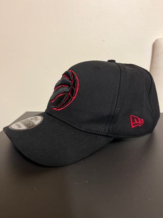 Gorra New Era 39THIRTY Night Flex Negra Roja