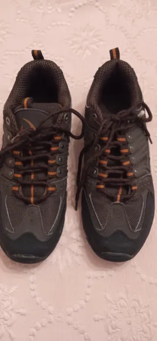 Zapatos deportivos negros y naranjas