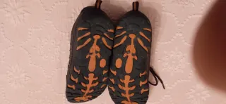 Zapatos deportivos negros y naranjas