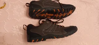 Zapatos deportivos negros y naranjas