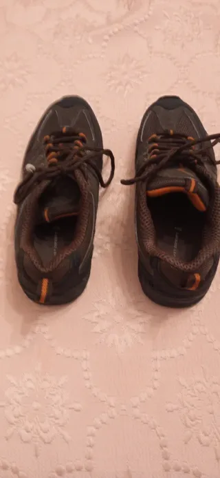 Zapatos deportivos negros y naranjas