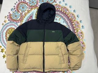 Abrigo Lacoste acolchado plumas beige y verde