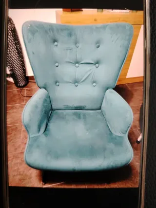 Comoda poltrona a orecchioni in velluto blu