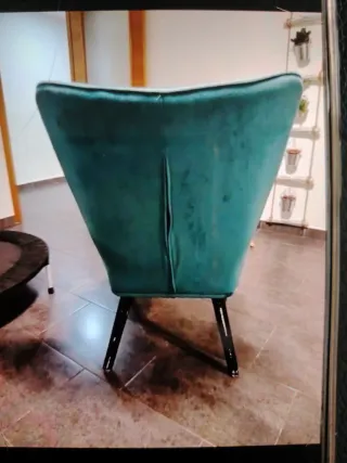 Comoda poltrona a orecchioni in velluto blu