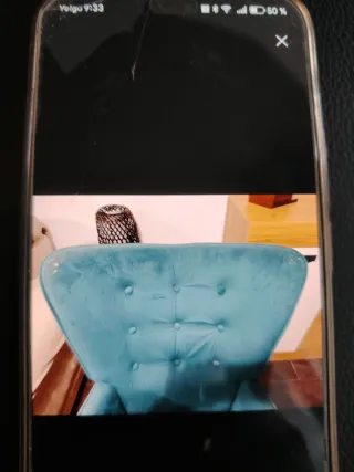 Comoda poltrona a orecchioni in velluto blu