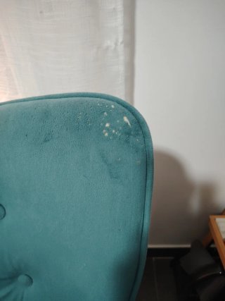 Sillón orejero azul de terciopelo