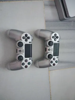 PS4 (PlayStation 4) Gris + 2 Mandos + 4 giochi