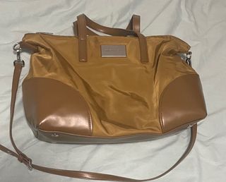 Bolso marrón y dorado