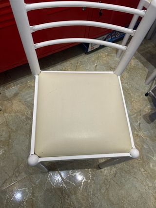 Sedie da cucina beige e bianche