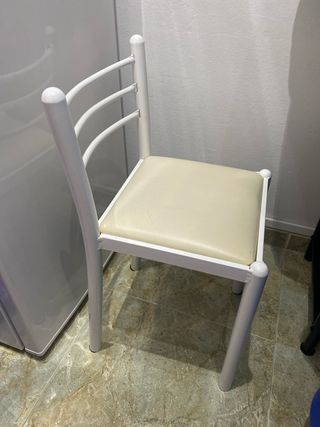 Sedie da cucina beige e bianche