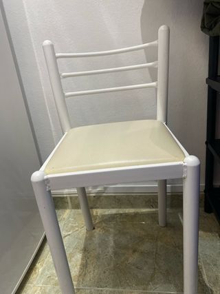 Sedie da cucina beige e bianche