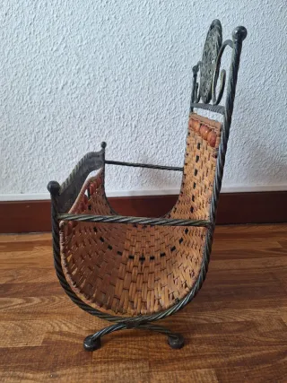 Revistero de mimbre y metal