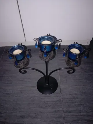 Candelabro in metallo nero e blu